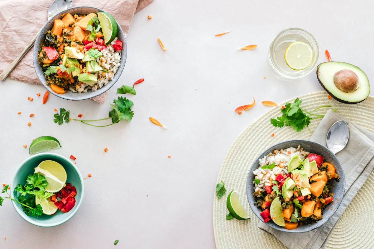 Bowl con granos, verduras y proteína vegetal